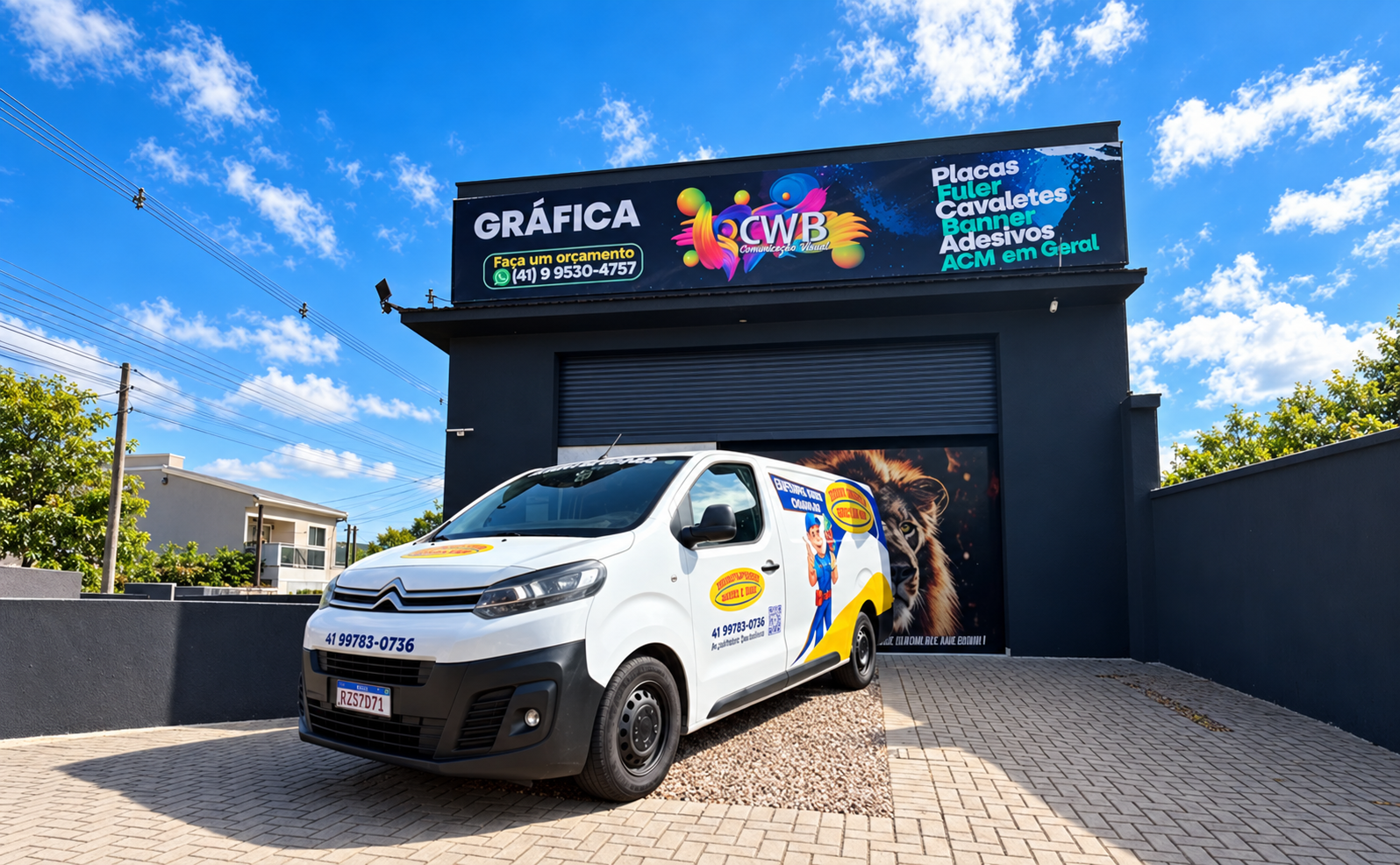 Fachada da CWB Comunicação Visual em Curitiba com veículo plotado