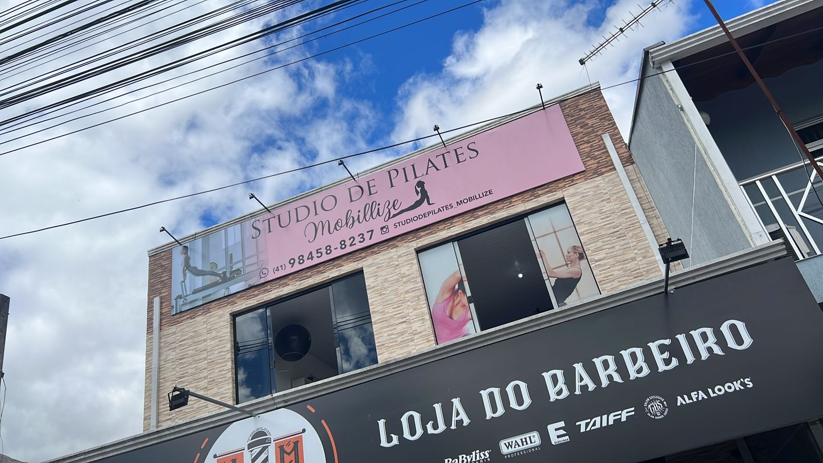 Fachada em lona com estrutura e refletores de estúdio de pilates, produzida pela CWB